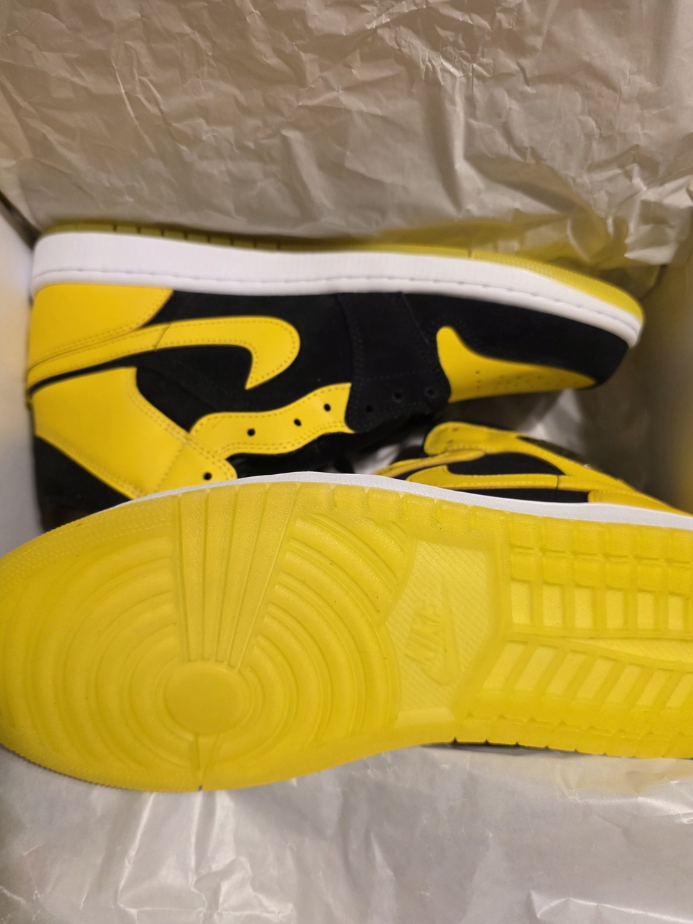 Air Jordan 1 Mid SE Black/Varsity Maize Men’s Sneakers - Picture 4 of 5